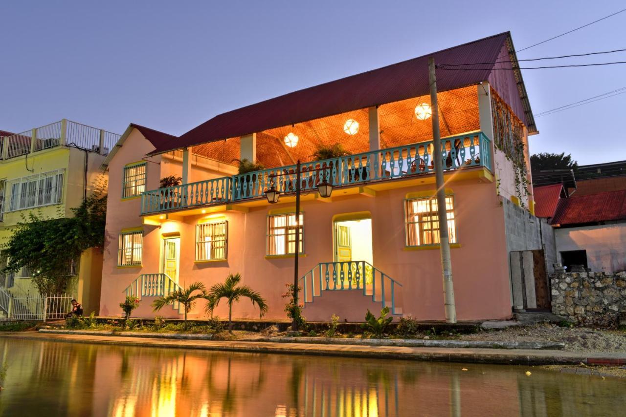 Hostal Don Cenobio Flores Bagian luar foto